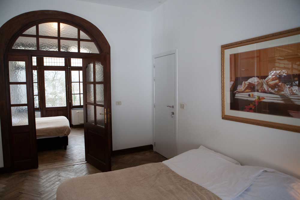 Slaapkamer op het eerste verdiep met twee dubbele bedden en badkamer