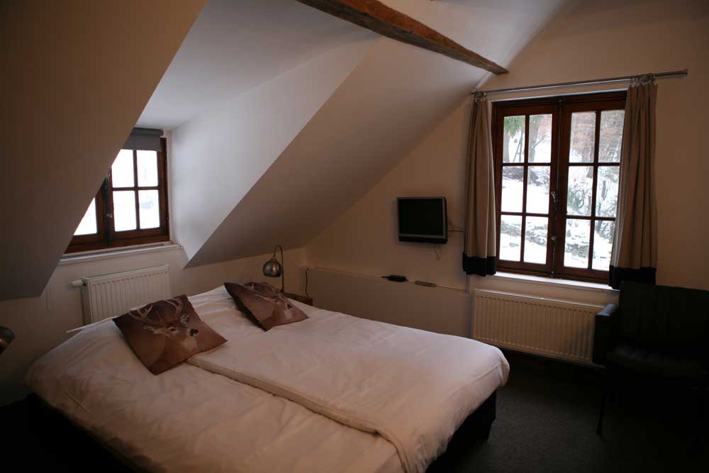 Slaapkamer op het tweede verdiep met een dubbel en een enkel bed en badkamer
