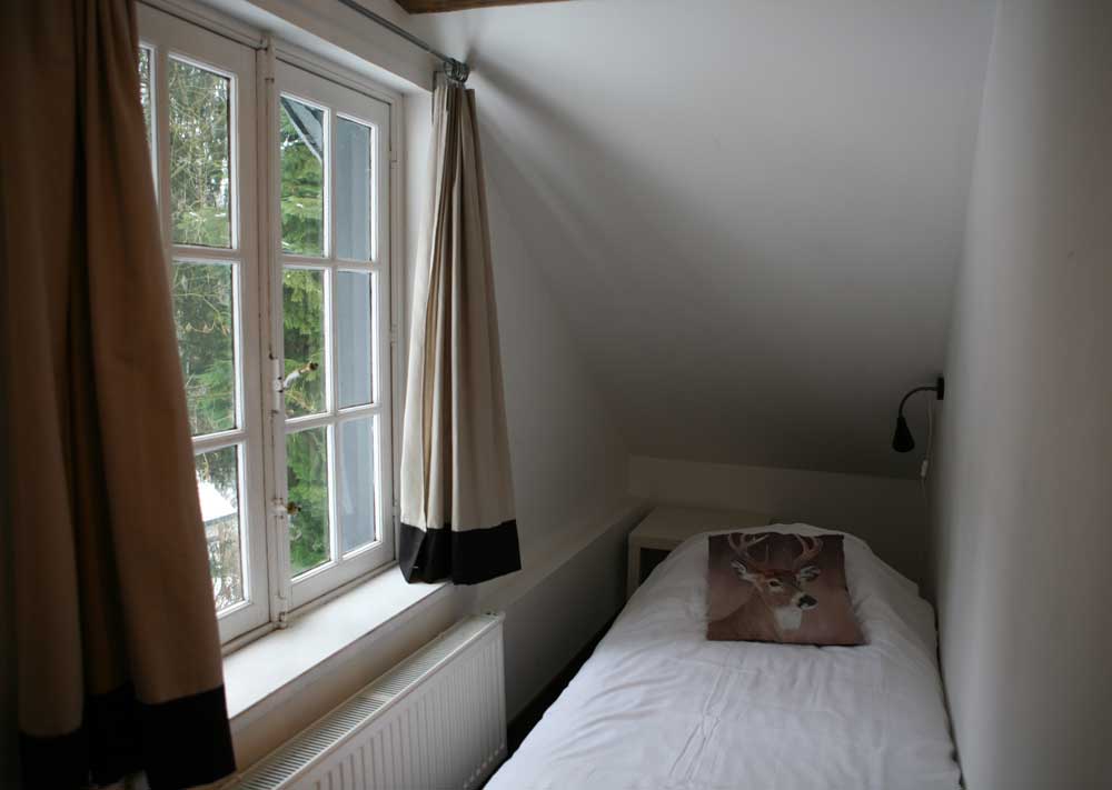 Slaapkamer op het tweede verdiep met een dubbel en een enkel bed en badkamer